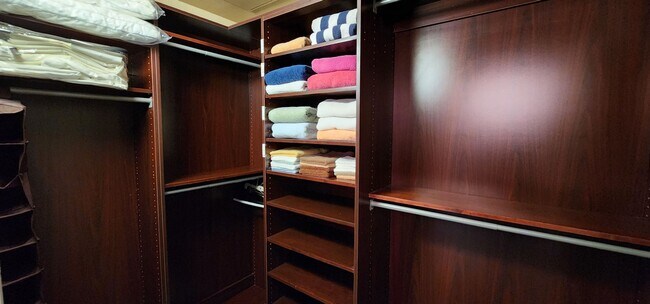 Building Photo - Fully furnished-full Sphere view