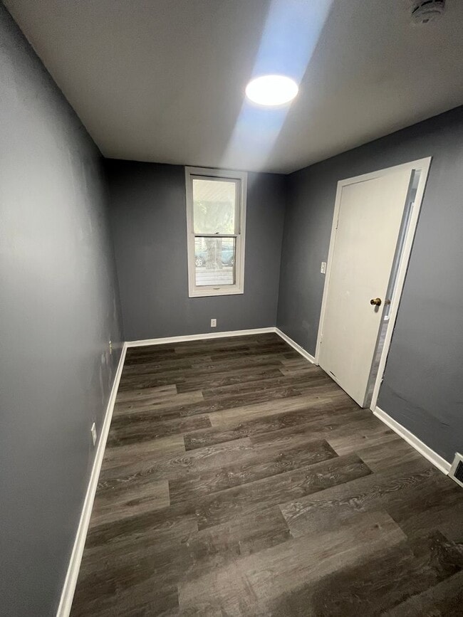 Building Photo - Section 8 Accepted! Spacious Newly Renovat...
