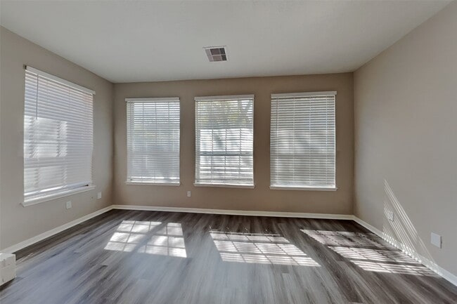 Building Photo - 814 Hyacinth Pl