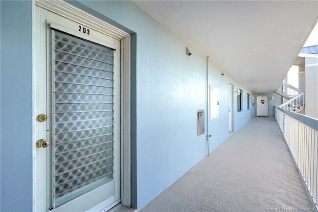 Building Photo - 10 NE Plantation Rd