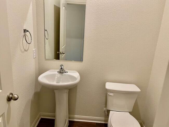 Building Photo - Experience Luxury Living: 4 Beds, 2.5 Bath...