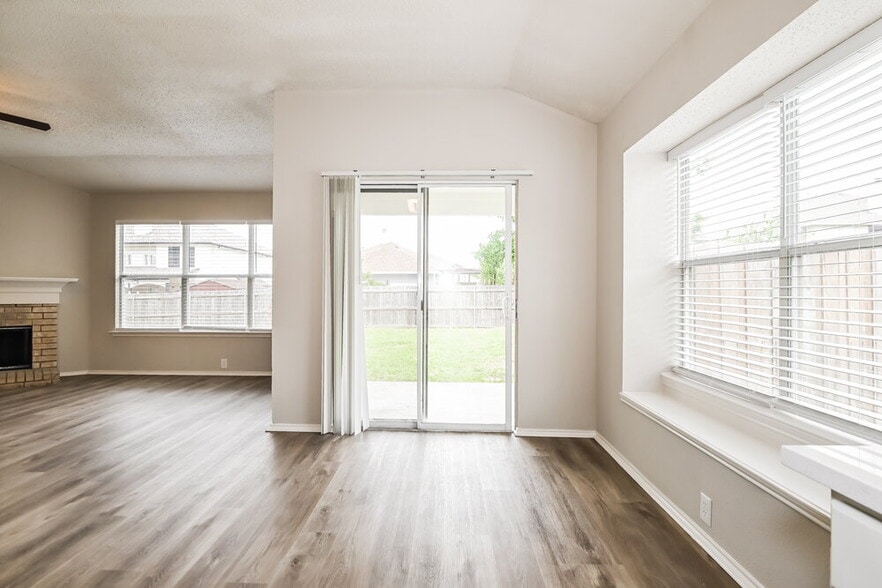 Building Photo - 6730 Meadowcrest Dr