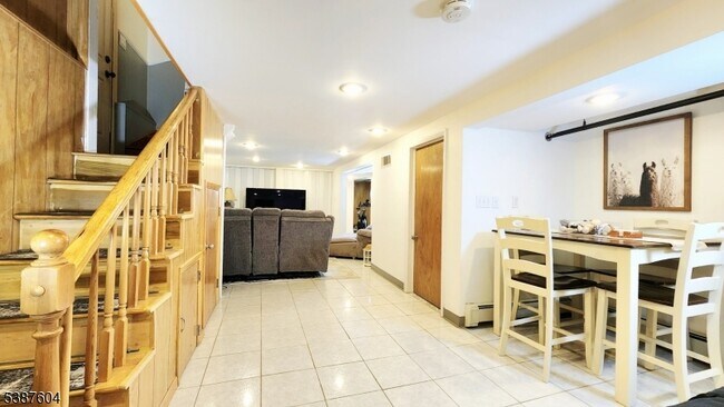 Building Photo - 11 Banta Ave