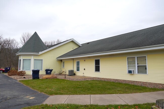 Building Photo - 1 Bedroom, 1 Bath Apartment- All utilities included