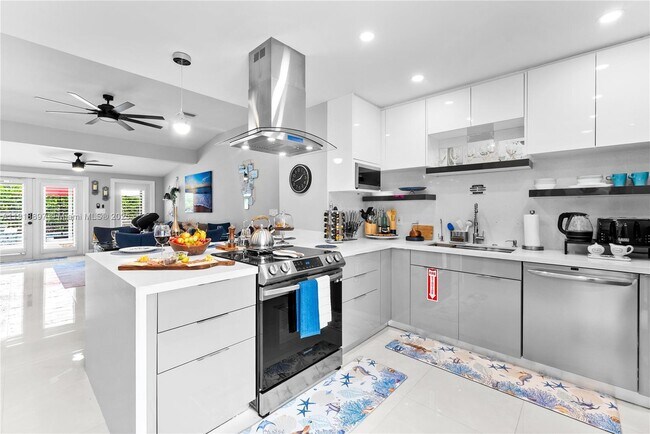 Building Photo - 2600 NE 15th St