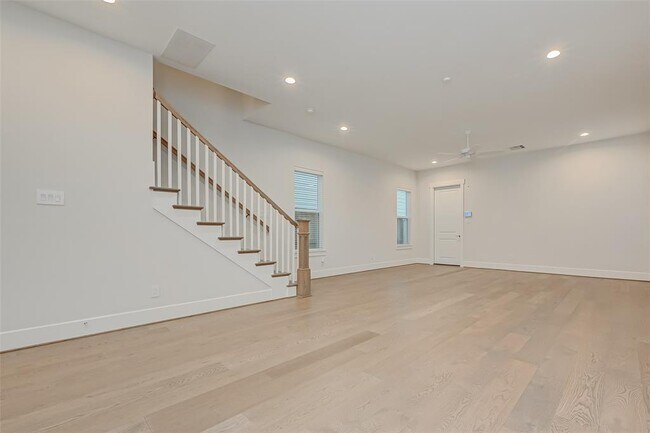 Building Photo - 10 Thorpe Ln