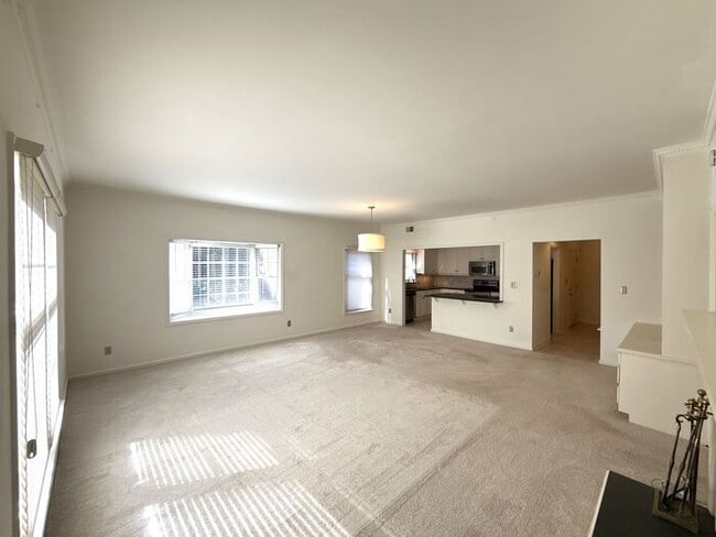 Building Photo - King John Condos