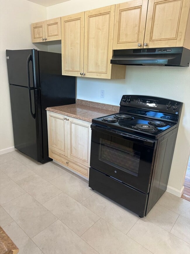 Building Photo - Spacious 3 Bedroom House with Attached Garage and Large Yard!