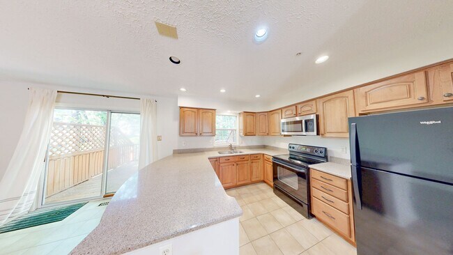Building Photo - READY TO GO 3 LVL - 3 bed + 2 full and 2 half bath TH