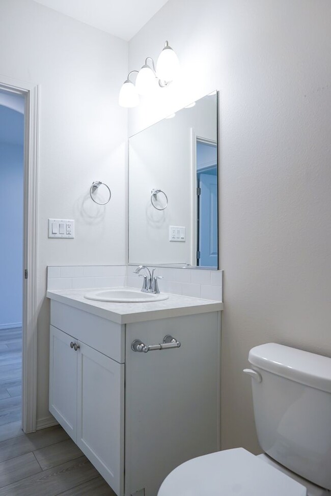Building Photo - Charming and Exceptionally Clean, 3 Bedroom