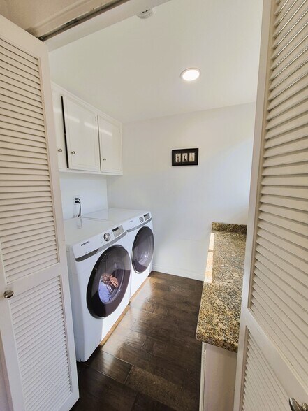 Building Photo - 5313 Sevilla Ct