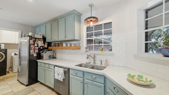 Building Photo - 19 Pebblebrook Ln