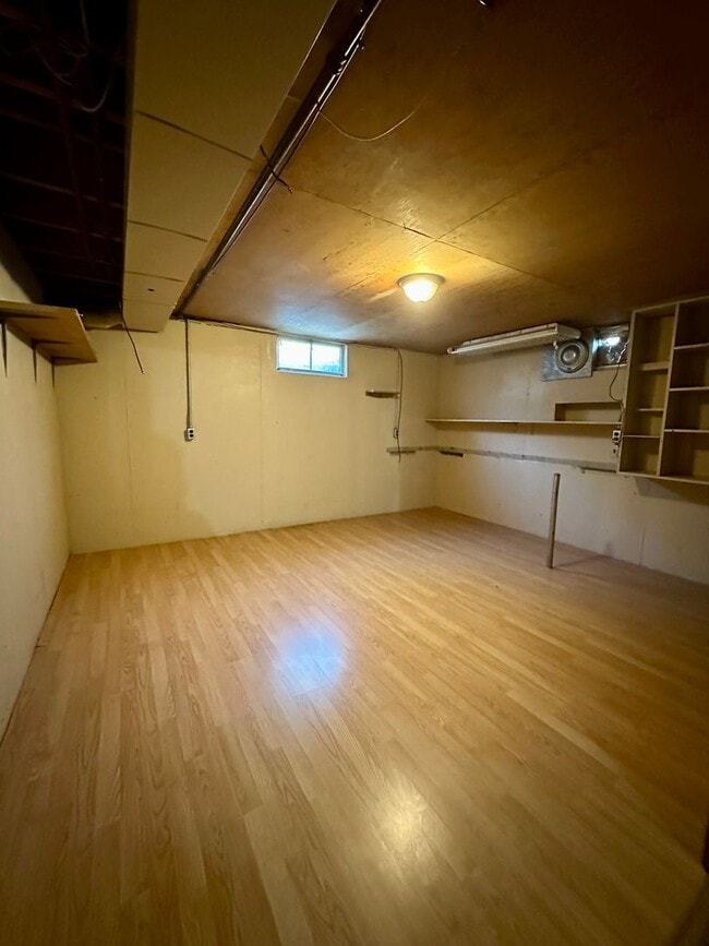 Building Photo - Spacious 3 Bedroom/1.5 Bath with a Bonus Room