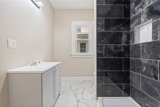 Building Photo - 483 Alexander St