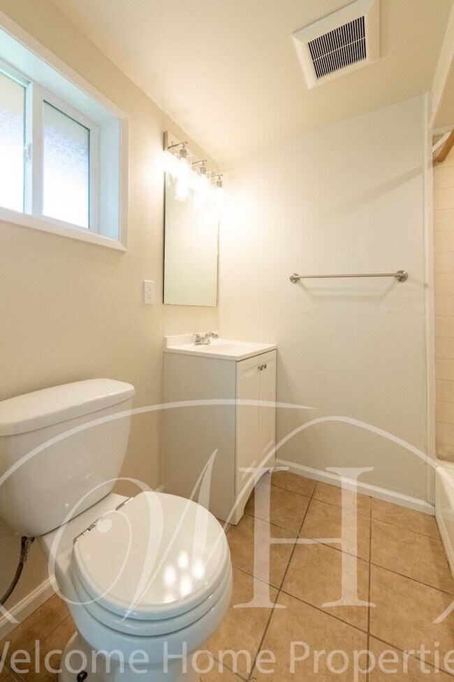 Building Photo - 1 bedroom with Peaceful Back Yard on Quiet...