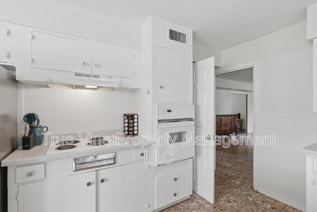Building Photo - 2423 W Gramercy Pl