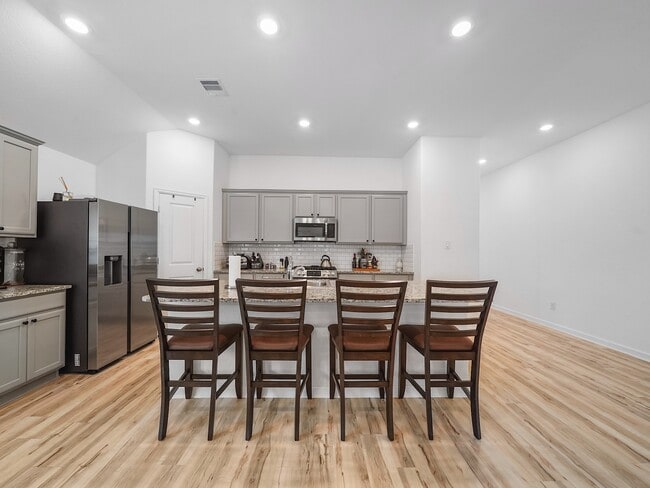 Building Photo - 6210 Glenwick Park Rd