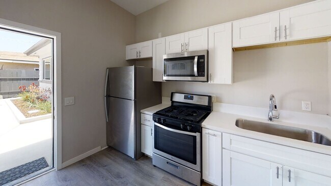 Building Photo - Renovated! 8BD/4BA with POOL!! (Lease Out ...