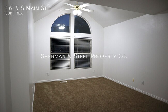 Building Photo - 1619 S Main St