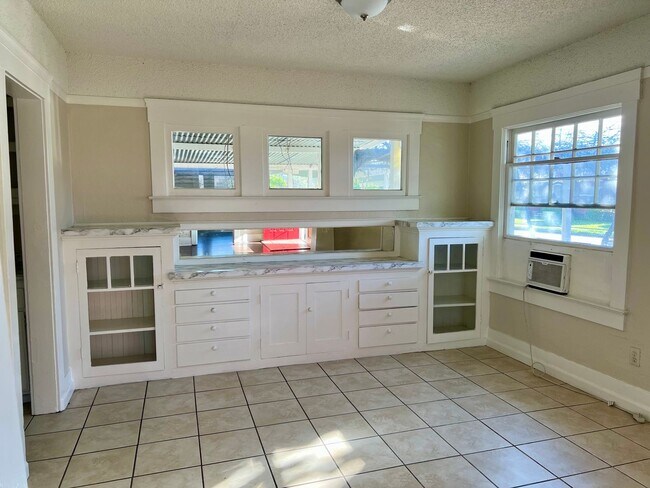 Building Photo - 1042 N Harrison Ave