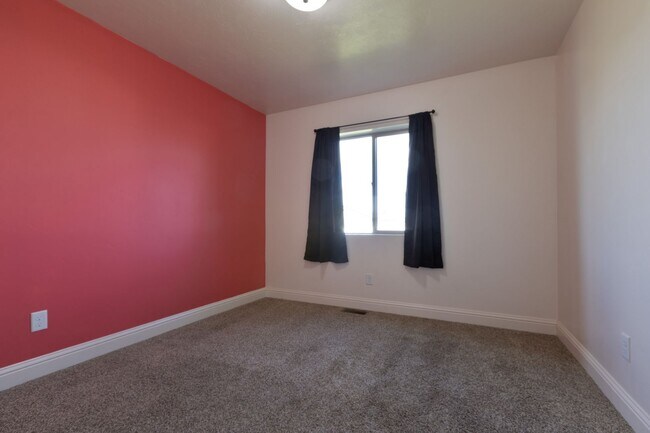 Building Photo - 5 Bed 3 Bath Home in Idaho Falls