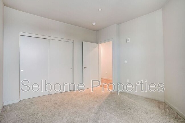 Building Photo - 5239 Claremont Ave