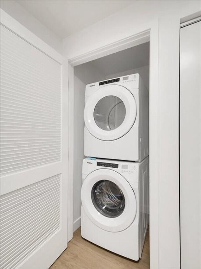 Building Photo - 817 N 6th St