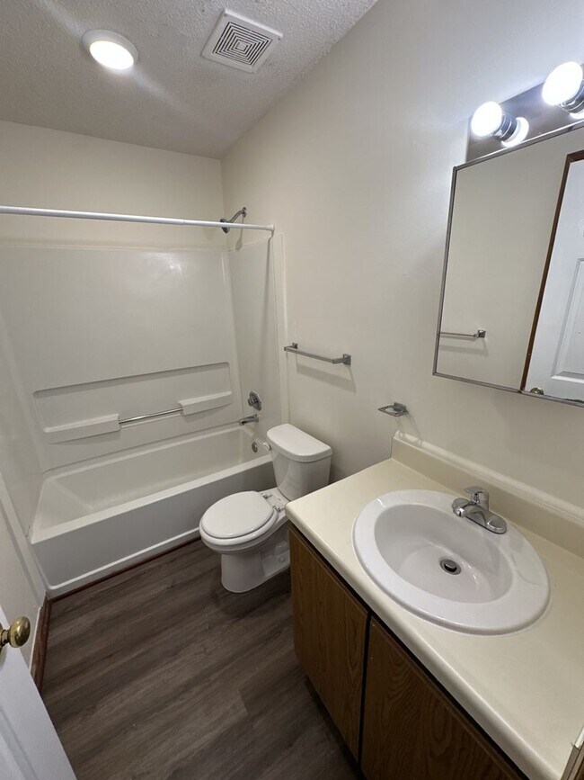 Building Photo - 2 Bedroom 2 Bathroom Condo!