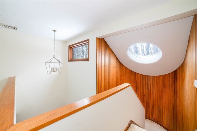 Building Photo - 160 Floral St