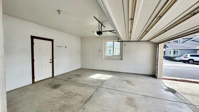 Building Photo - Cute little gated community 3 bed 2.5 bath...