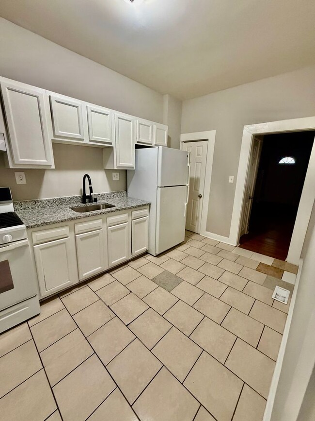 Building Photo - Large Wolcott Home Rent Ready