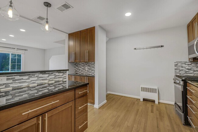 Building Photo - Available Now! 3 Bed 2 Bath House Near the...