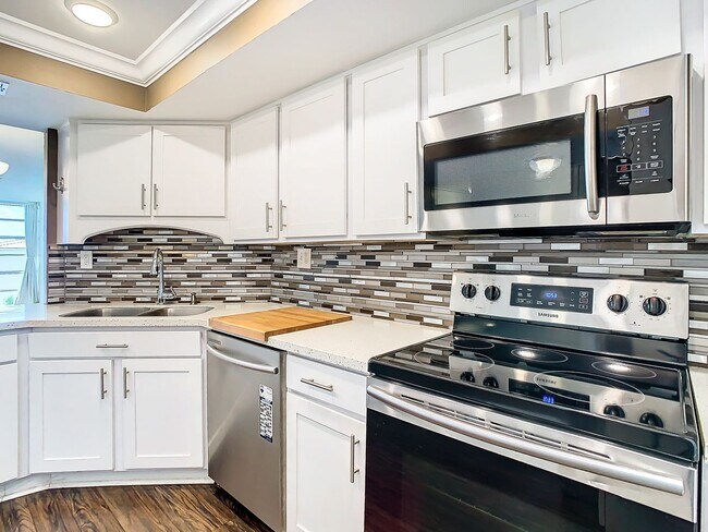 Building Photo - 7400 Sun Island Dr S