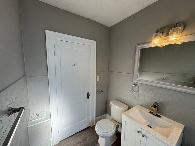 Building Photo - 2121 Wyandotte Ave