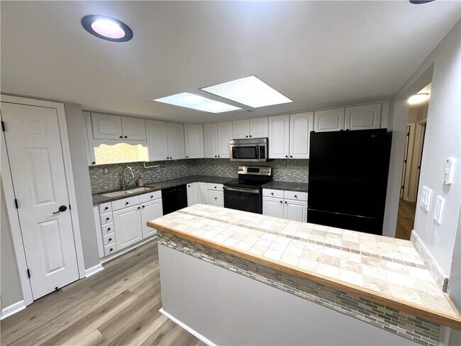 Building Photo - 3030 Steeplechase Dr