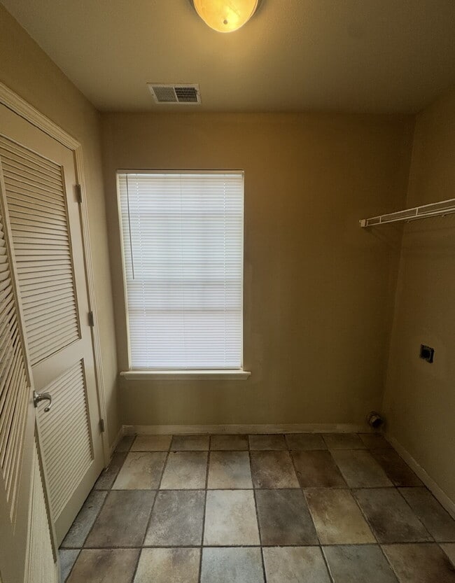 Building Photo - Welcome to your new condo in beautiful Branson, MO!