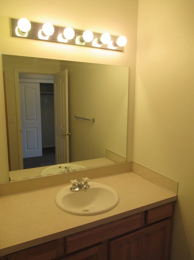Building Photo - Large Three Bedroom Duplex in Keizer!