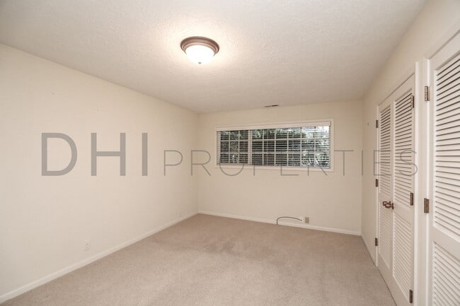 Building Photo - SPACIOUS MIDCENTURY HOME IN LONGVIEW'S CASCADE WAY NEIGHBORHOOD FOR RENT