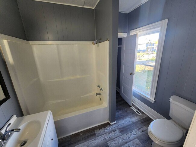 Building Photo - Charming 4-Bedroom Property in Prime Locat...