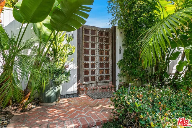 Building Photo - 1644 Marmont Ave