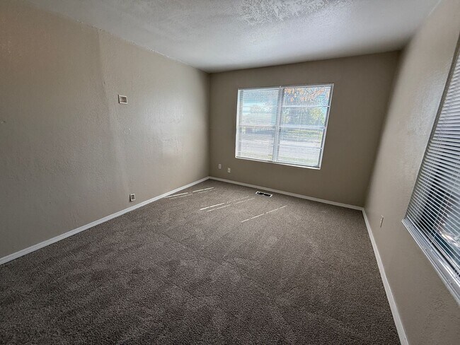Building Photo - Huge 4 Bedroom in West Tulsa
