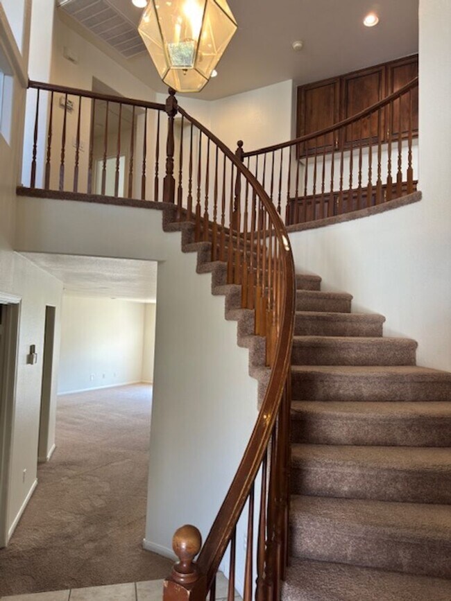Building Photo - LARGE Spacious 5 Bedroom Single Family Home!!