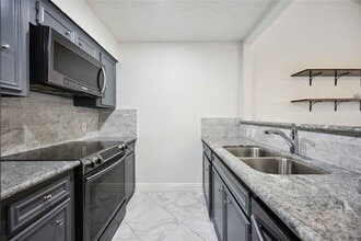 Building Photo - 13895 Hollowgreen Dr