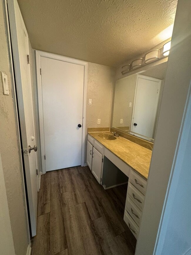 Building Photo - Ready to move in...