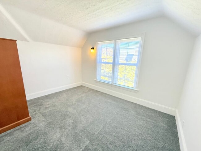 Building Photo - Spacious 4-Bedroom Home with Fenced Backyard