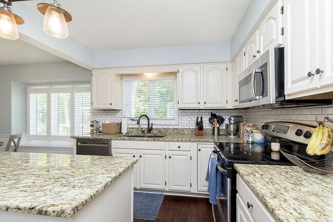 Building Photo - Lovely 4 Bedroom 2 Bath Home in Carmel!
