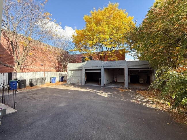 Building Photo - 154 Glen St