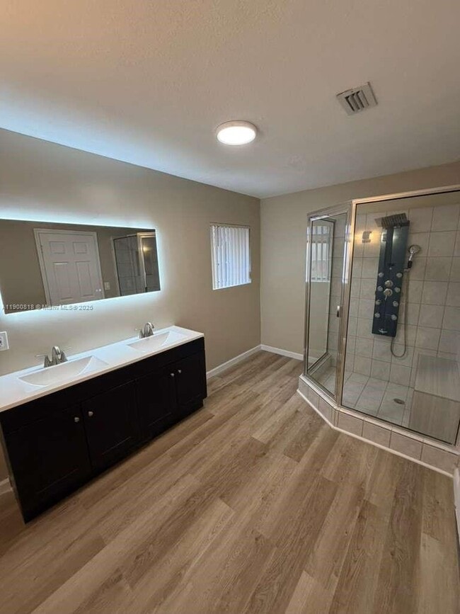 Building Photo - 219 SE 8th St