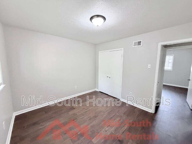 Building Photo - 452 Delta Rd