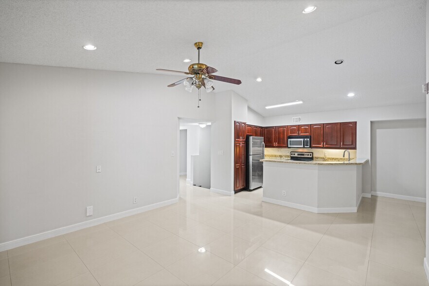 Building Photo - 7640 Westwood Dr